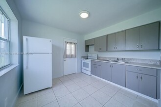 5613 SW 27th St, Unit 1 & 2 in West Park, FL - Building Photo - Building Photo