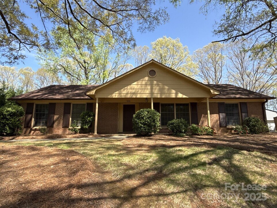 906 McLaughlin Dr in Charlotte, NC - Building Photo