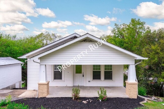 property at 911 W Pine St