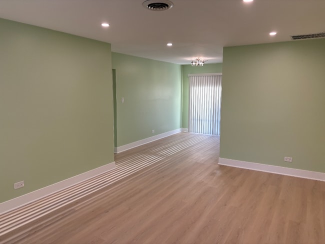 235 Washington Square in Elk Grove Village, IL - Building Photo - Building Photo