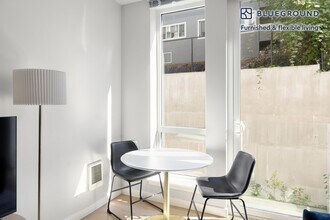 2222 15th Ave W in Seattle, WA - Foto de edificio - Building Photo