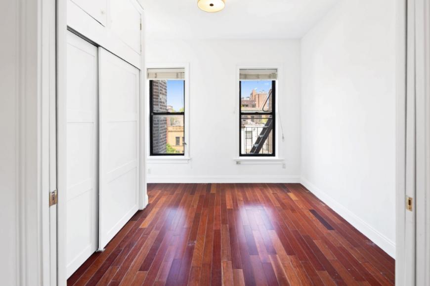 223 W 10th St in New York, NY - Building Photo