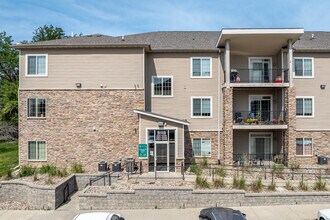 Golfview Condos in Pleasant Hill, IA - Foto de edificio - Building Photo
