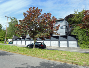 The Bluff Apartments in Seattle, WA - Building Photo - Building Photo