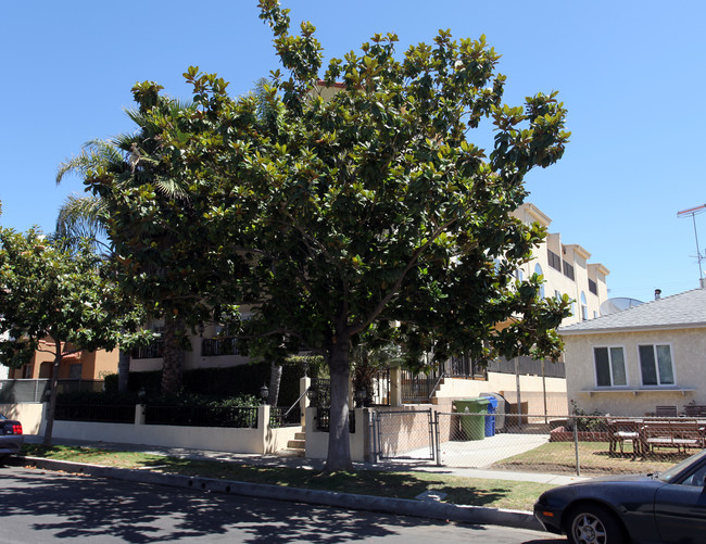 1748 Stoner Ave in Los Angeles, CA - Foto de edificio - Building Photo