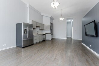 1876 N Hoyne Ave, Unit 1 in Chicago, IL - Building Photo - Building Photo