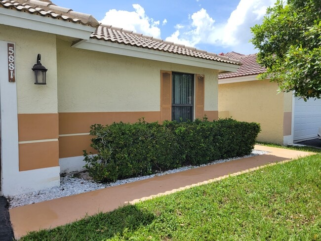 5881 Chester Ln in Davie, FL - Foto de edificio - Building Photo