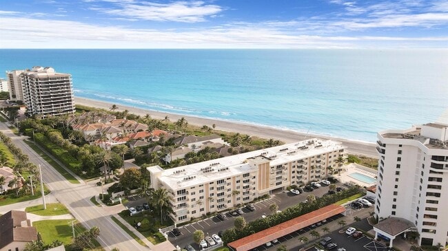 630 Ocean Dr, Unit 102 in Juno Beach, FL - Foto de edificio - Building Photo