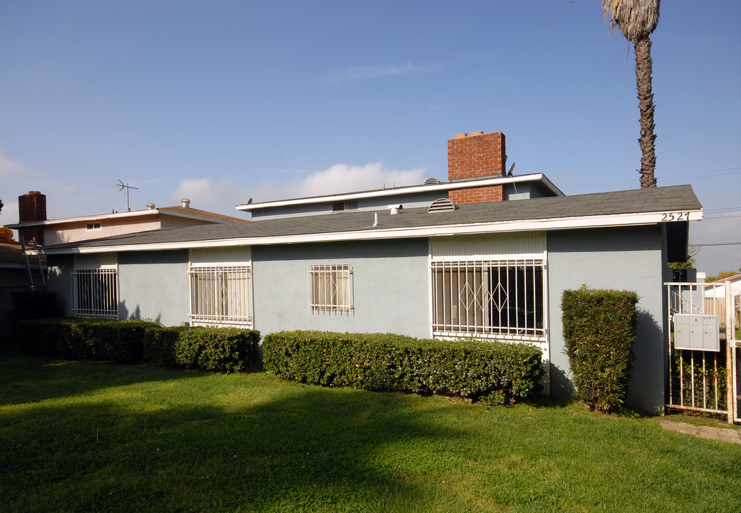 2527 Yorkshire Way in Pomona, CA - Building Photo