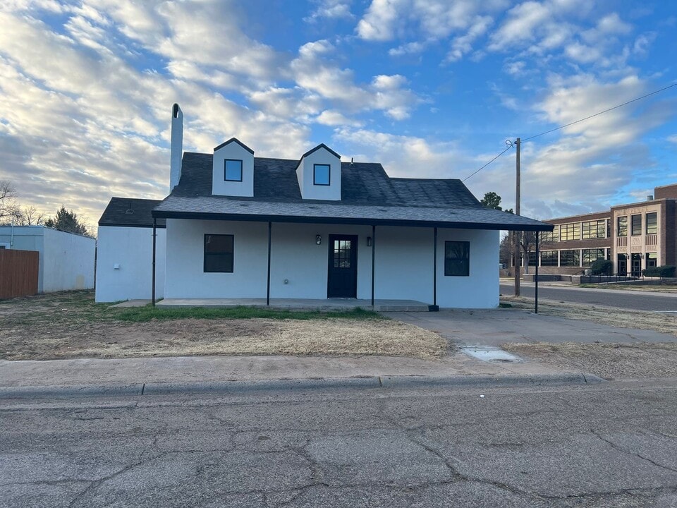1129 W 14th St in Portales, NM - Building Photo