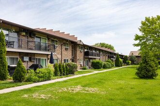 Willow Heights Condominiums in Prospect Heights, IL - Building Photo - Building Photo