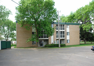 Groves Apartments in Brooklyn Park, MN - Building Photo - Building Photo