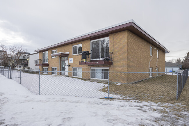 1637 20 Av NW in Calgary, AB - Building Photo - Building Photo