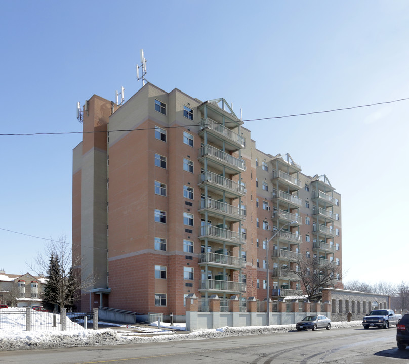 Kiwanis Towne Centre in Cambridge, ON - Building Photo