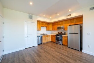 7118 Amigo Casa in Reseda, CA - Building Photo - Building Photo