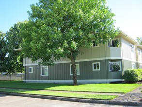 Village Manor in Lebanon, OR - Building Photo - Building Photo