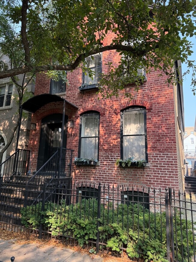 2433 N Janssen Ave