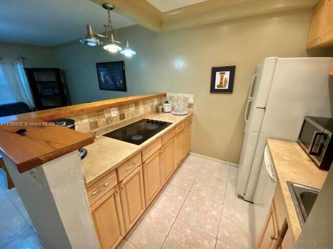 467 Golden Isles Dr in Hallandale Beach, FL - Building Photo - Building Photo