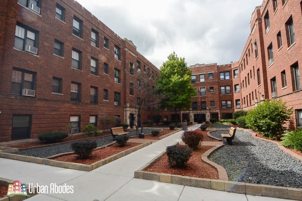 2850 N Mildred Ave, Unit M09B in Chicago, IL - Building Photo