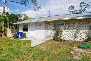 19091 Holly Rd in Ft. Myers, FL - Building Photo