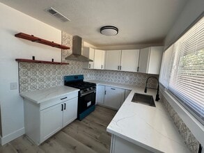 1132 W 7th St in Hanford, CA - Foto de edificio - Building Photo