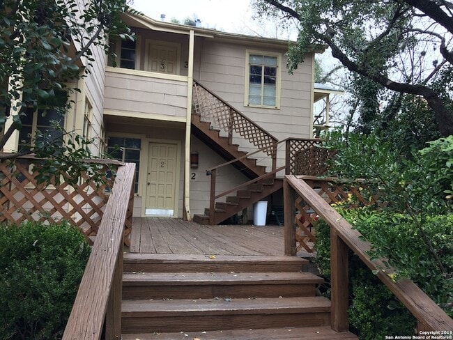 230 E Mulberry Ave in San Antonio, TX - Foto de edificio - Building Photo