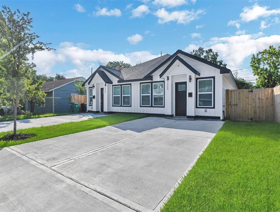 7323 Iwo Jima Rd-Unit -B in Houston, TX - Building Photo