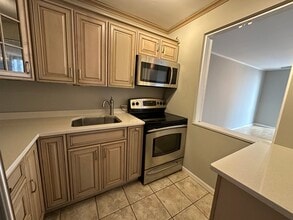 2650 N Lakeview Ave, Unit 1304 in Chicago, IL - Building Photo - Building Photo