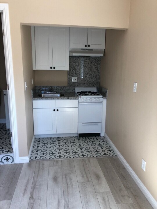 932 W Highland St in Santa Ana, CA - Building Photo