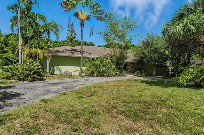 17900 SW 77th Ave in Palmetto Bay, FL - Building Photo - Building Photo