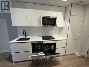 327 King St W in Toronto, ON - Building Photo - Building Photo