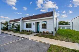 9032 Mission Oaks Blvd, Unit F in Seminole, FL - Building Photo