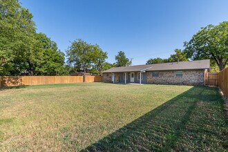 208 W. Fourth St. in Justin, TX - Building Photo - Building Photo