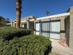 837 N Calle De Pinos in Palm Springs, CA - Building Photo - Building Photo