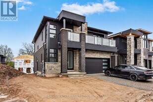 6414 Sunshine Cmn in Niagara Falls, ON - Building Photo