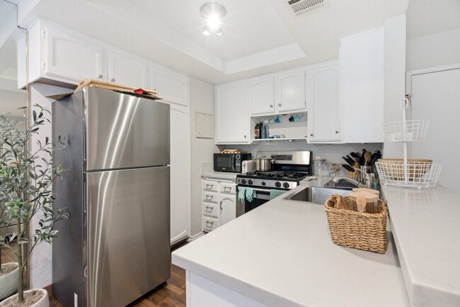 839 S Holt Ave in Los Angeles, CA - Building Photo - Building Photo