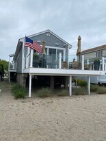 16 Shoreline Dr in Stratford, CT - Building Photo