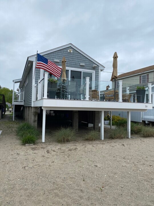 16 Shoreline Dr in Stratford, CT - Building Photo