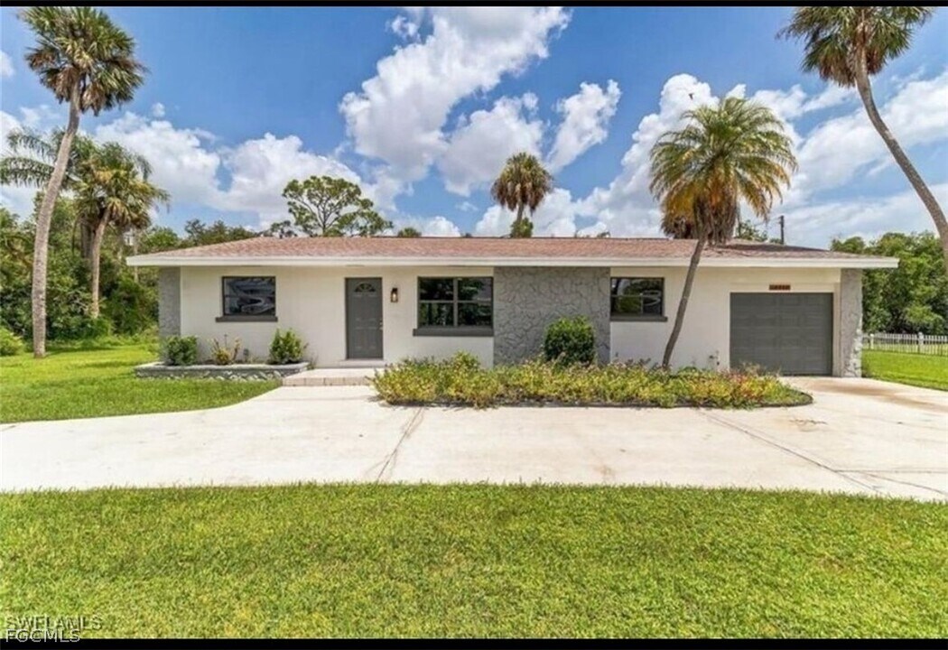 16940 Carolyn Ln in North Fort Myers, FL - Building Photo