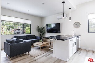 9024 Phyllis Ave in West Hollywood, CA - Building Photo