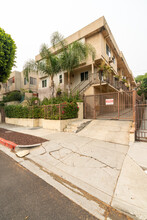 5325 Huntington Dr N in Los Angeles, CA - Building Photo - Building Photo