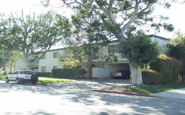 11105 Rose Avenue in Los Angeles, CA - Building Photo