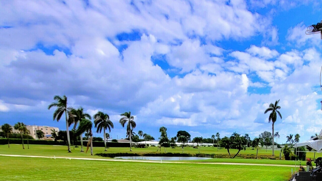 300 SW Golfview Terrace in Boynton Beach, FL - Building Photo