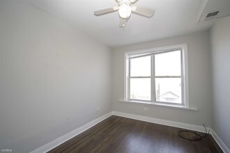 3572 W Cortland St-Unit -Apt 1E in Chicago, IL - Foto de edificio - Building Photo