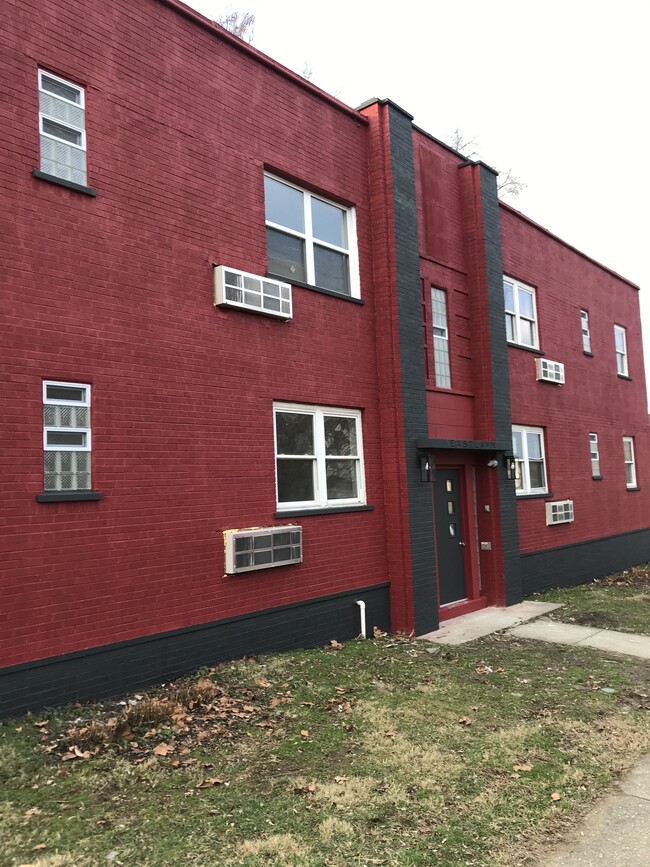 2111 Lawn Ave, Unit 1 in Cincinnati, OH - Foto de edificio - Building Photo