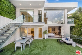 1717 Sunset Plaza Dr in Los Angeles, CA - Building Photo - Building Photo