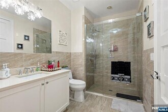 9 Somerset Ln in Edgewater, NJ - Building Photo - Building Photo