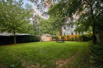 805 23rd St S, Unit A in Arlington, VA - Foto de edificio - Building Photo