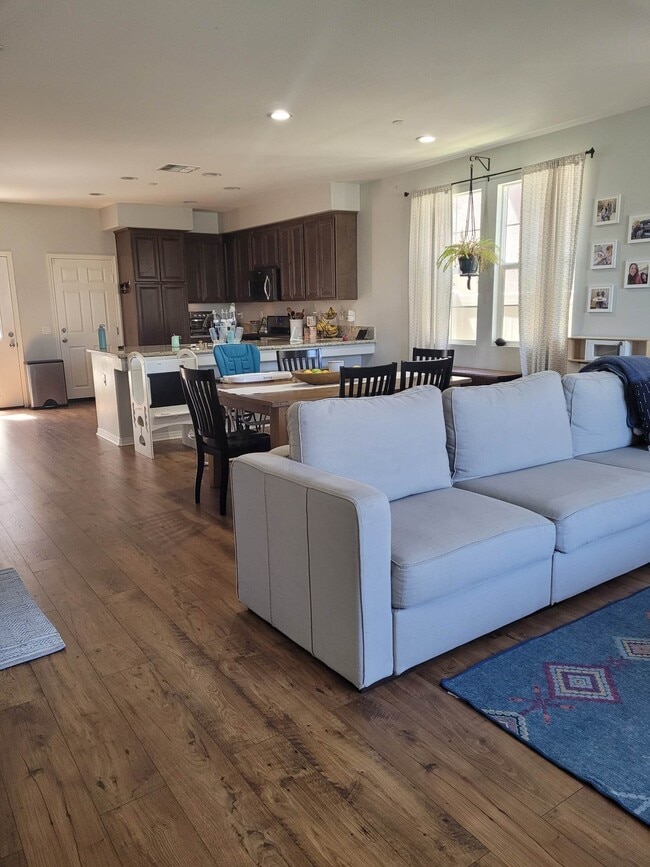 2751 Park View Ct in Oxnard, CA - Building Photo - Building Photo