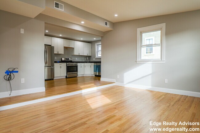38 Bostonia Ave, Unit 2 in Brighton, MA - Foto de edificio - Building Photo
